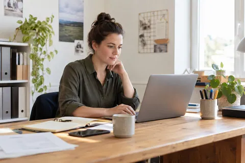 Scène professionnelle imaginaire illustrant « Organiser les accès aux comptes d’un site professionnel » — illustration IA