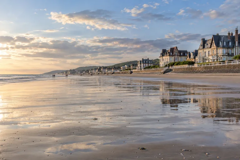 Illustration générée par IA : Plage normande à marée basse et villas de bord de mer, inspirées de Cabourg