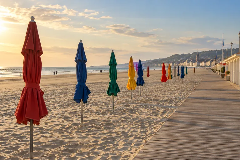 Illustration générée par IA : Parasols colorés et promenade en bois, inspirés de Deauville