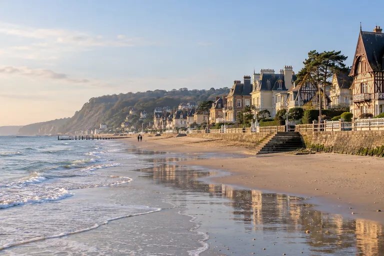 Illustration générée par IA : Plage et villas Belle Époque au pied des collines, inspirées de Houlgate