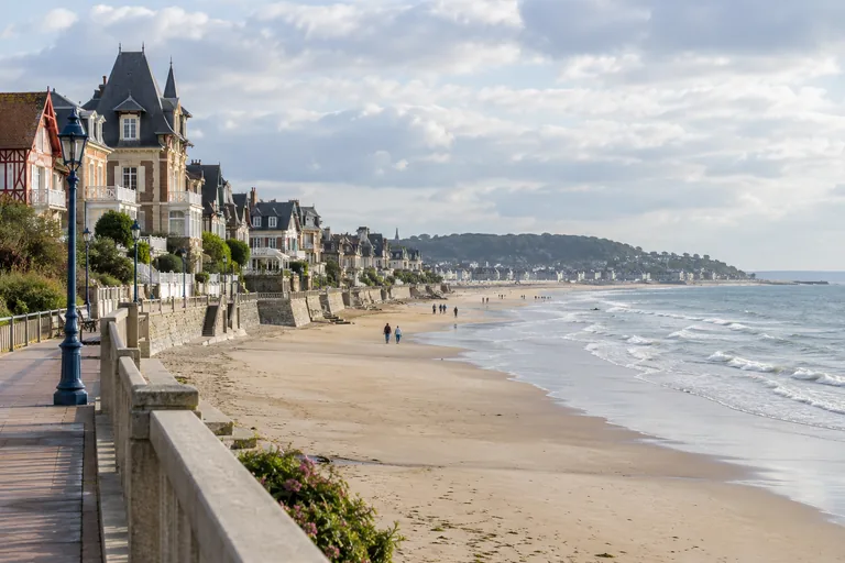 Illustration générée par IA : Promenade, villas et plage normande, inspirées de Trouville-sur-Mer