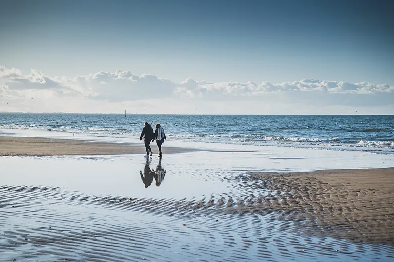 Promeneurs sur la plage de Cabourg à marée basse