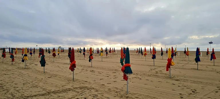 Parasols fermés sur la plage de Deauville