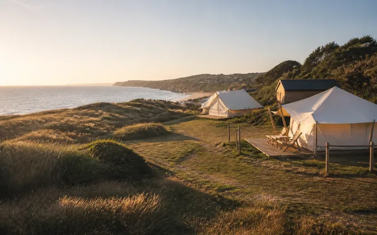 Illustration éditoriale : Hébergements de plein air près des dunes normandes