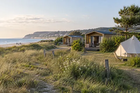 Camping indépendant imaginaire près des dunes normandes